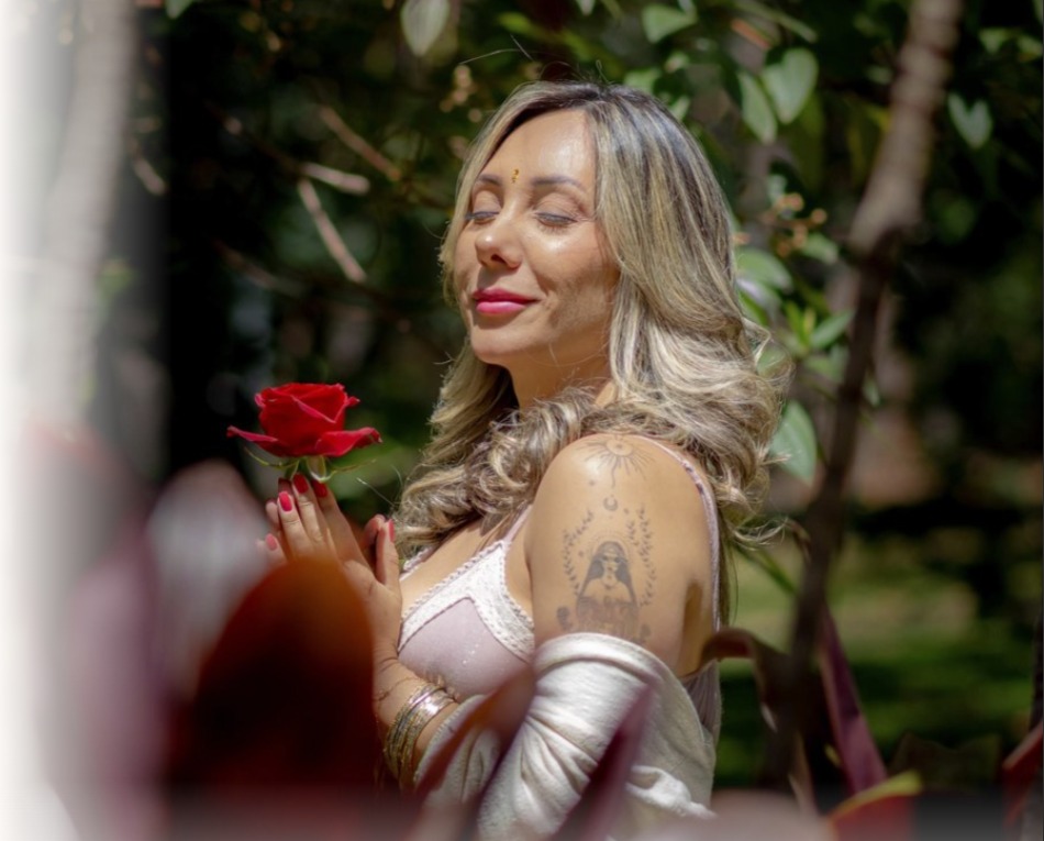 Marcelle Rodarte com uma rosa vermelha